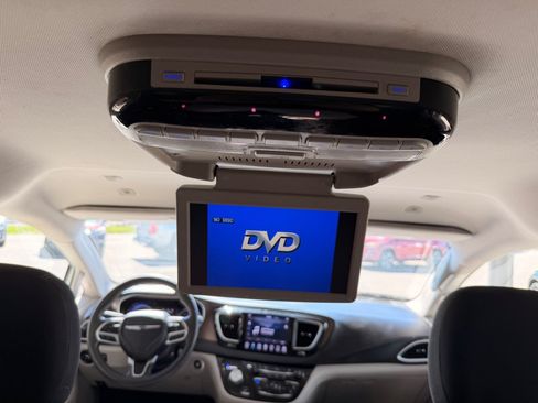 Used 2018 Chrysler Pacifica Touring Plus w/ Tire & Wheel Group FWD image 28