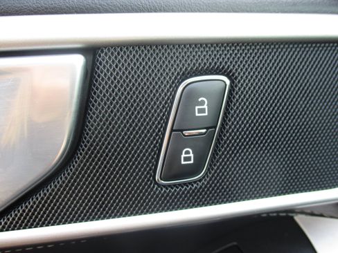 Used 2024 Ford Explorer XLT w/ Equipment Group 202A AWD/4WD image 33