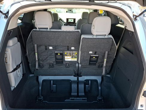 Used 2025 Toyota Sienna LE FWD image 28