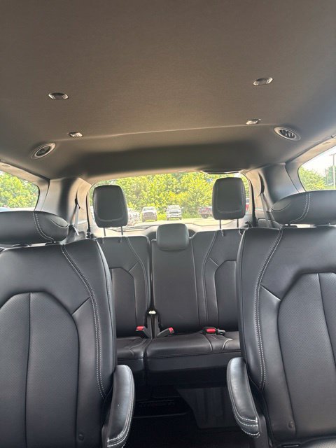 Used 2025 Chrysler Pacifica Select AWD/4WD image 4