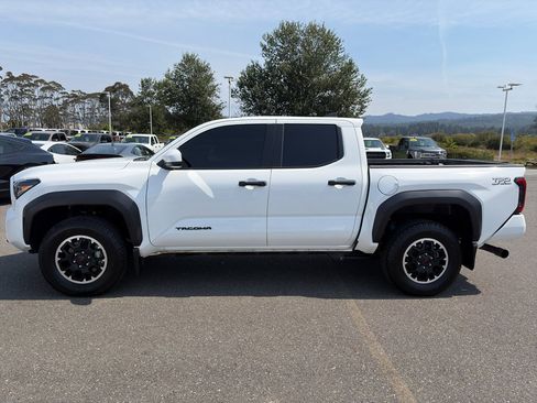 Used 2025 Toyota Tacoma TRD Off-Road AWD/4WD image 2