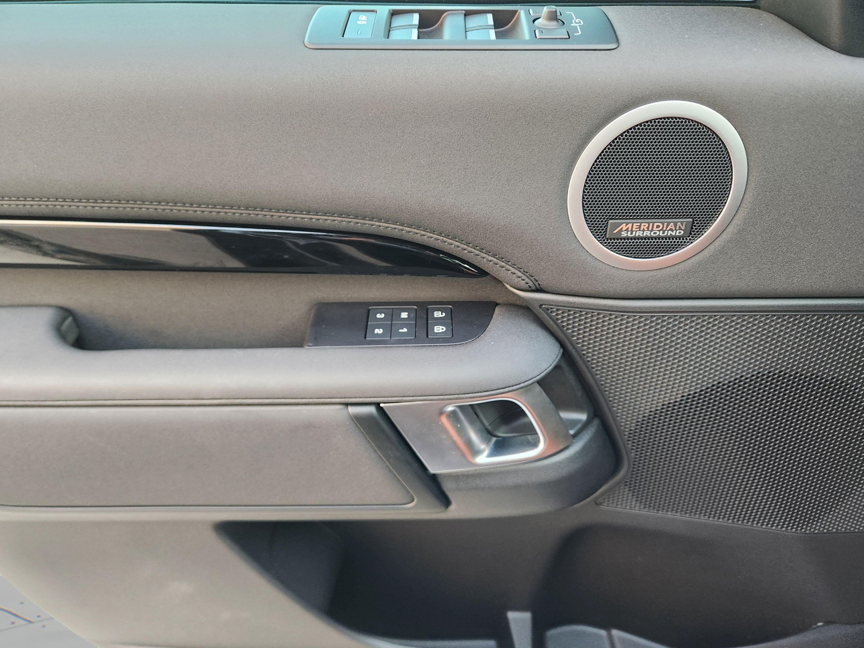 Certified 2025 Land Rover Discovery S AWD/4WD image 19