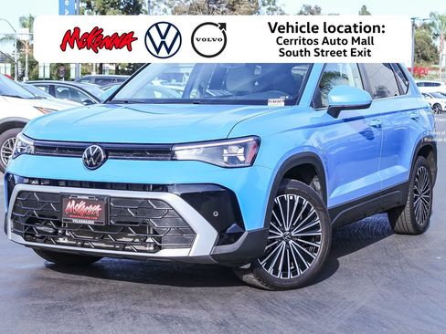 Certified 2025 Volkswagen Taos SE FWD image 1