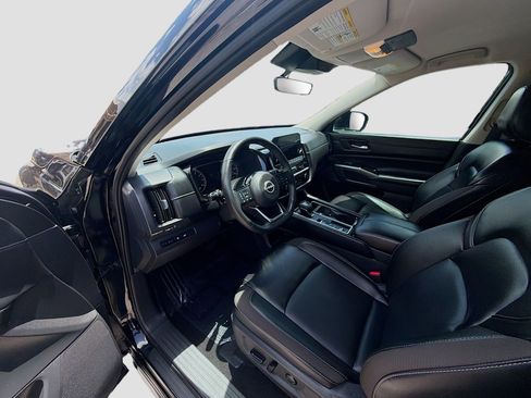 Used 2024 Nissan Pathfinder SL w/ Black Appearance Package FWD image 7
