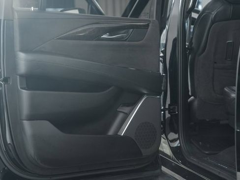 Used 2018 Cadillac Escalade ESV Platinum image 39