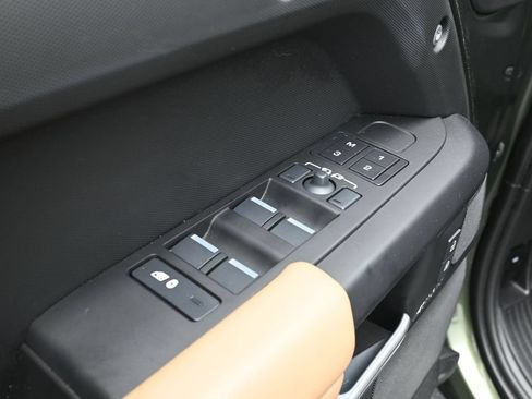 Used 2026 Land Rover Defender 110 X-Dynamic SE AWD/4WD image 9