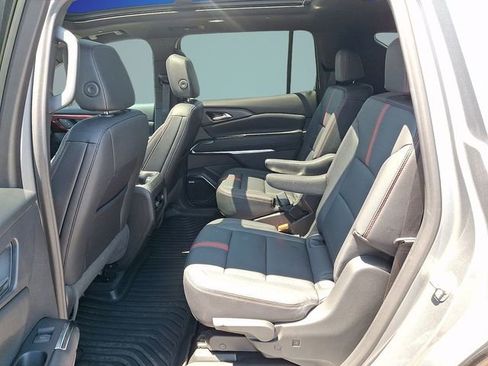 Used 2024 Chevrolet Traverse RS FWD image 7