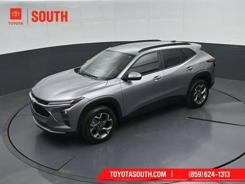 Used 2025 Chevrolet Trax LT w/ LT Convenience Package FWD image 48