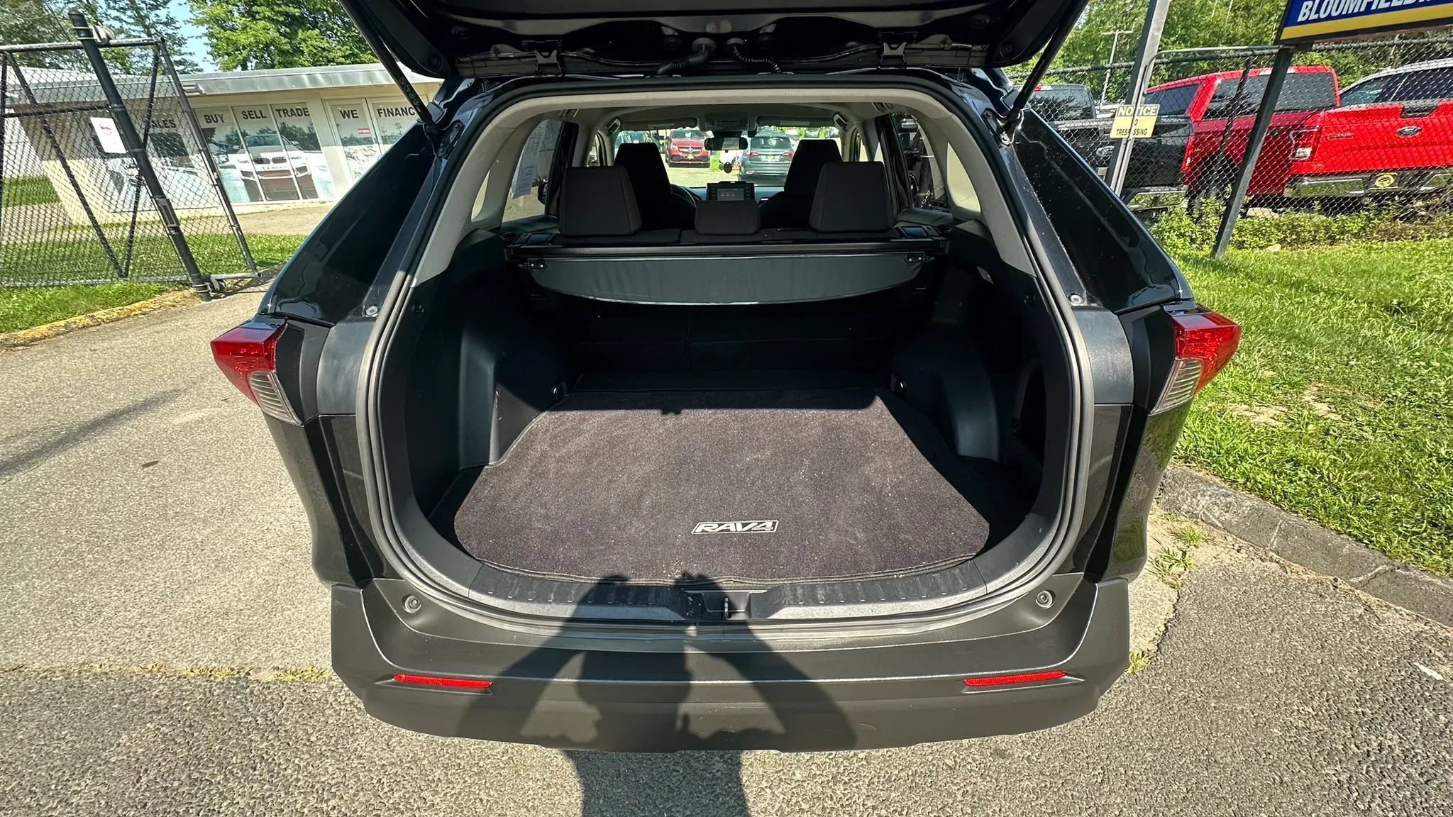 Used 2020 Toyota RAV4 LE AWD/4WD image 9