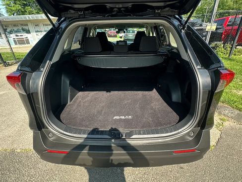Used 2020 Toyota RAV4 LE AWD/4WD image 9