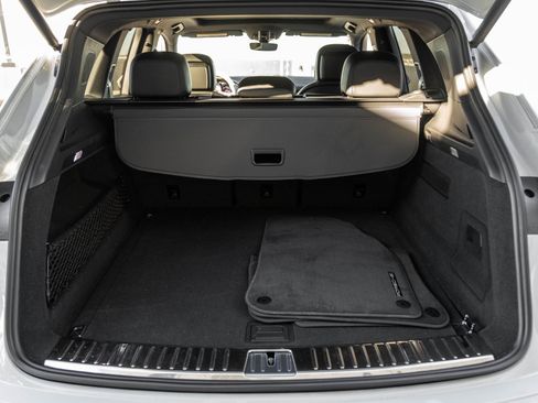 Certified 2023 Porsche Cayenne Platinum Edition image 31