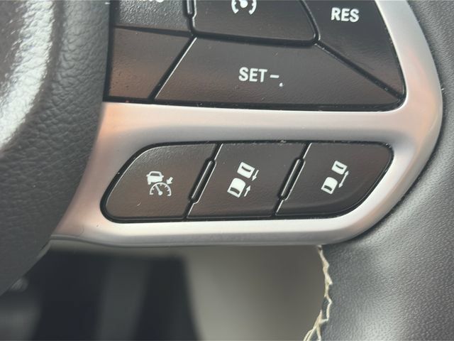Used 2024 Chrysler Pacifica Touring-L FWD image 47