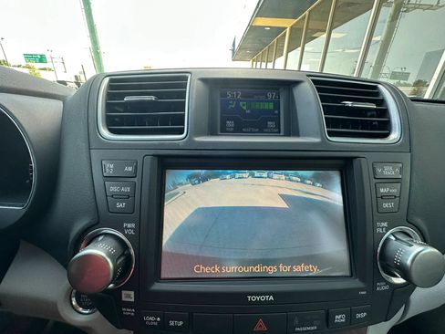 Used 2012 Toyota Highlander Limited w/ Tow Pkg FWD image 22