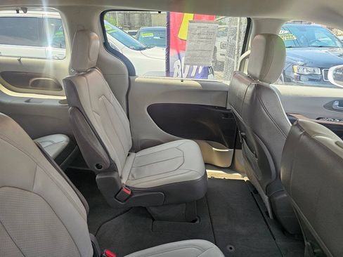 Used 2018 Chrysler Pacifica Touring-L FWD image 11