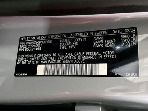 Certified 2024 Volvo XC60 T8 Ultimate w/ Climate Package image 36