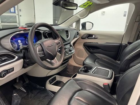 Used 2023 Chrysler Pacifica Touring-L image 17