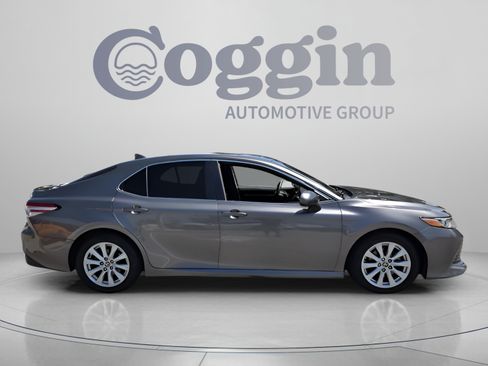 Used 2020 Toyota Camry LE FWD image 6