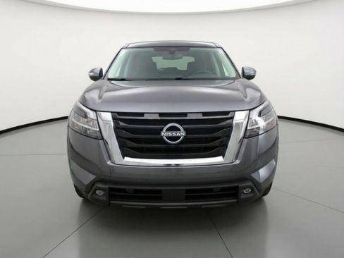Used 2024 Nissan Pathfinder SV image 2