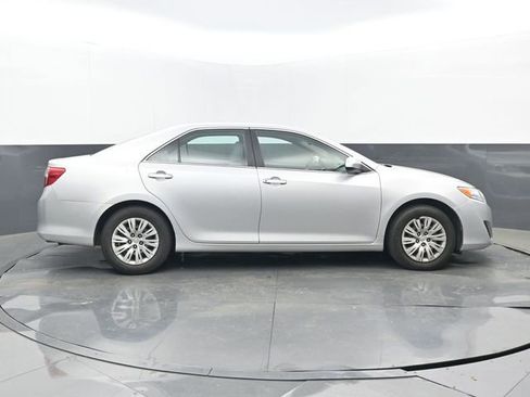 Used 2014 Toyota Camry L image 2