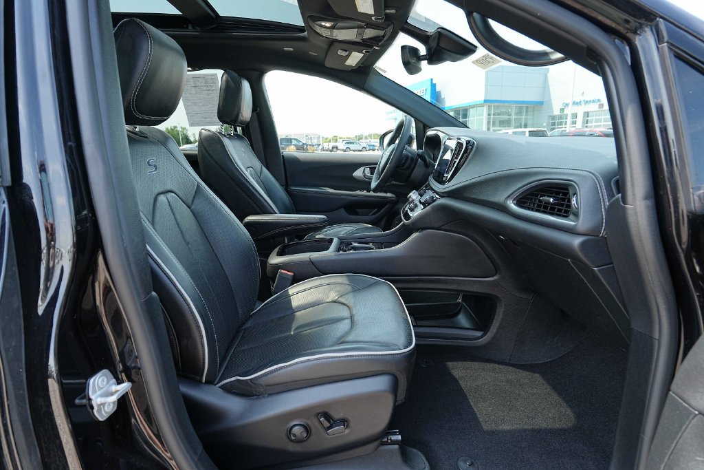 Used 2025 Chrysler Pacifica Limited FWD image 22