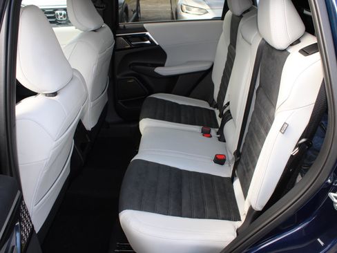 New 2025 Mitsubishi Outlander SE image 18