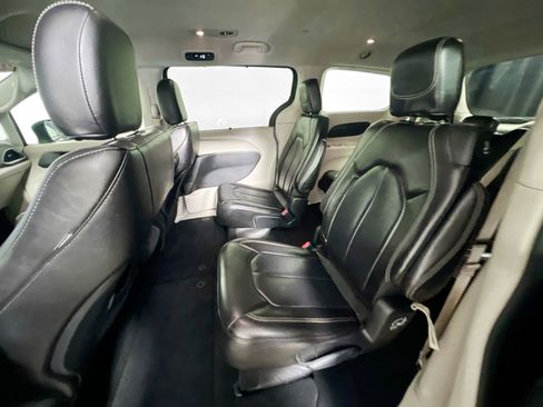 Used 2023 Chrysler Pacifica Touring-L image 29