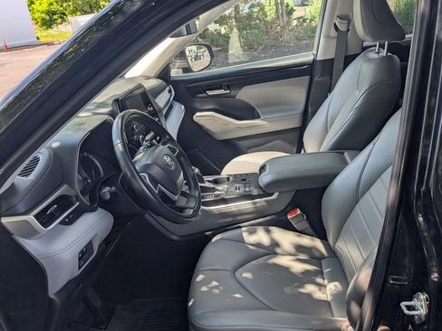 Used 2023 Toyota Highlander XLE AWD/4WD image 14