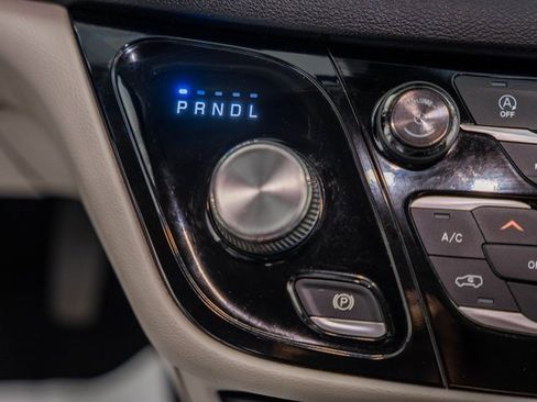 Used 2020 Chrysler Pacifica Touring-L image 21