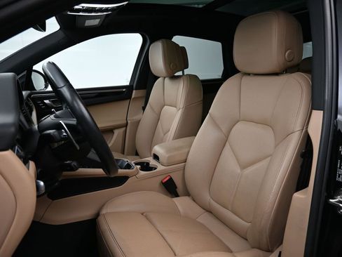 Certified 2024 Porsche Macan AWD/4WD image 5