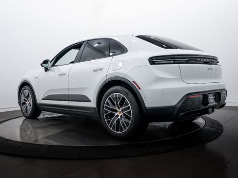 Certified 2025 Porsche Macan Electric image 3