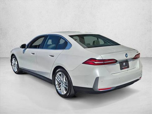 Used 2024 BMW 530i w/ Convenience Package RWD image 8