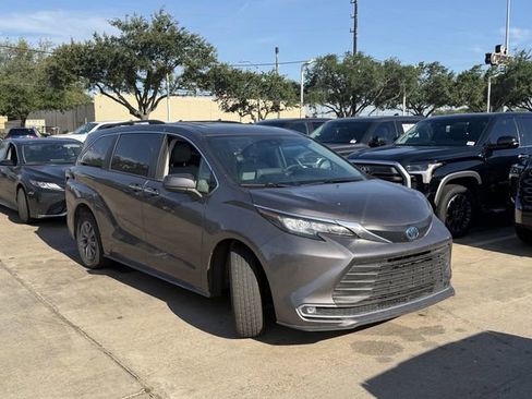 Used 2023 Toyota Sienna XLE FWD image 3