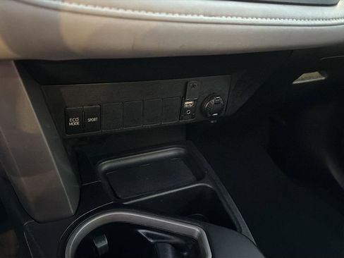 Used 2018 Toyota RAV4 XLE FWD image 25