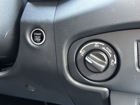 Used 2022 Nissan Frontier SV AWD/4WD image 8
