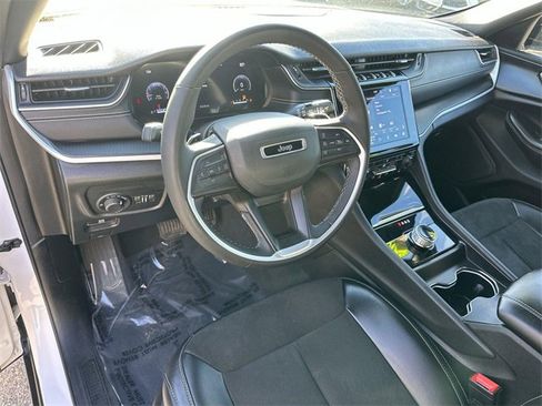 Used 2023 Jeep Grand Cherokee L Laredo image 9