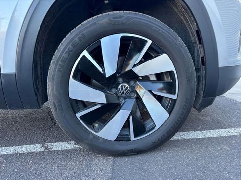 Used 2025 Volkswagen Atlas Cross Sport SE image 32