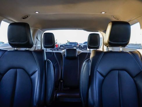 Used 2023 Chrysler Pacifica Touring-L image 27