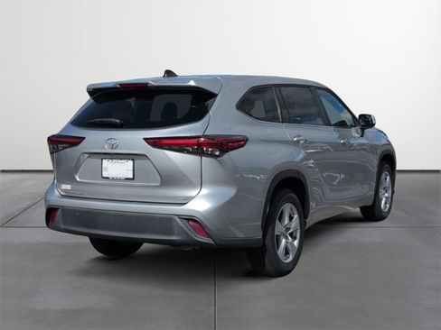 Used 2023 Toyota Highlander LE FWD image 5
