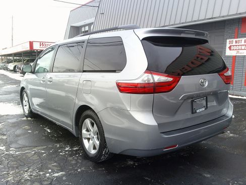 Used 2015 Toyota Sienna LE image 3
