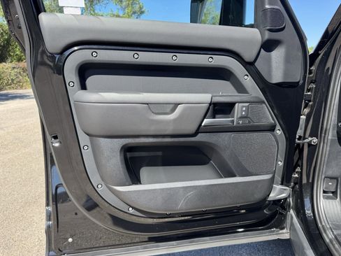 Used 2025 Land Rover Defender 110 V8 image 21