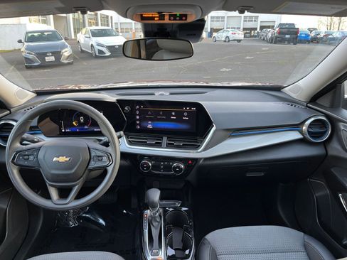 Used 2025 Chevrolet Trax LT image 31