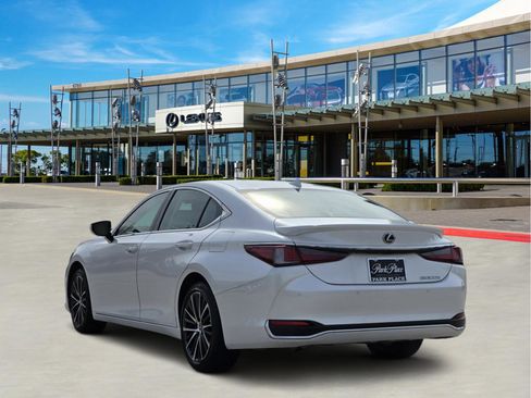 Used 2025 Lexus ES 300h w/ Premium Package image 4