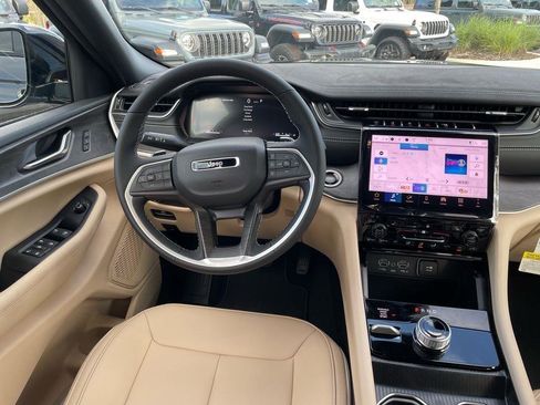 New 2025 Jeep Grand Cherokee Limited w/ Black Appearance Package image 40