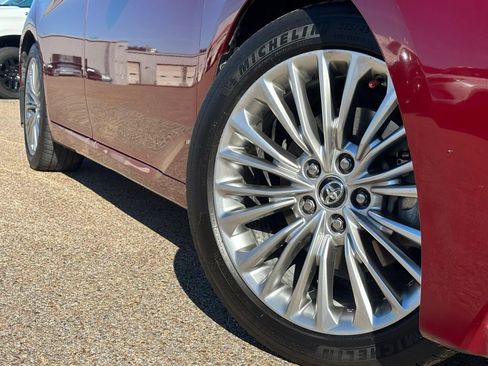 Used 2020 Toyota Avalon Limited image 2