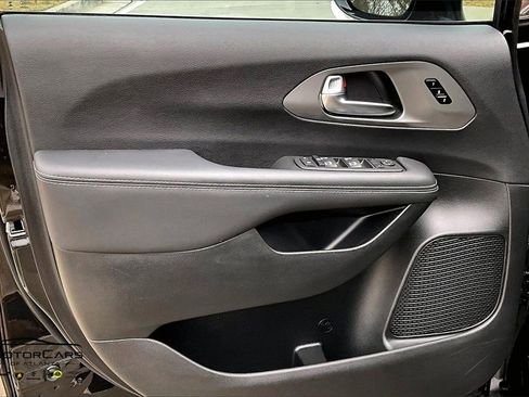 Used 2025 Chrysler Pacifica Select image 21