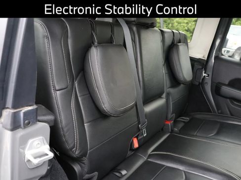 Used 2022 Jeep Wrangler Unlimited Sahara w/ Cold Weather Group AWD/4WD image 15
