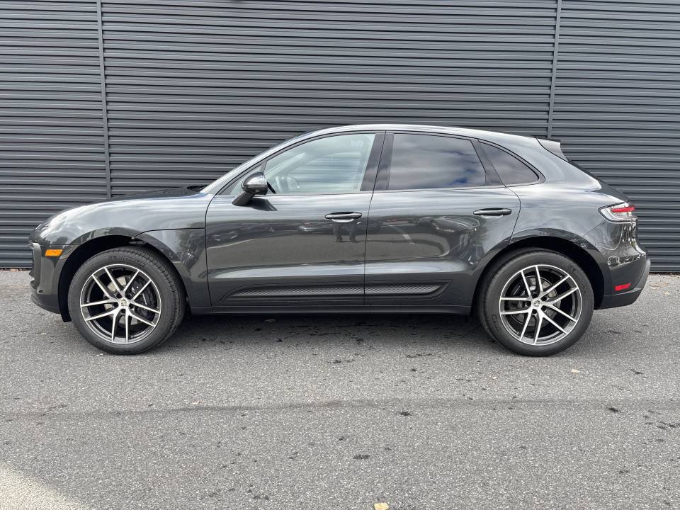 Certified 2026 Porsche Macan AWD/4WD image 2