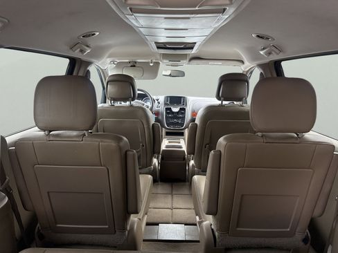 Used 2016 Chrysler Town & Country Touring image 10