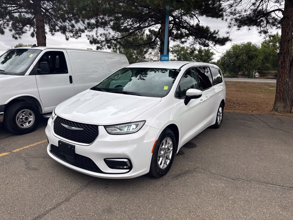 Used 2023 Chrysler Pacifica Touring-L FWD image 2