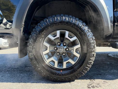 Used 2020 Toyota Tacoma TRD Off-Road w/ Technology Package image 29